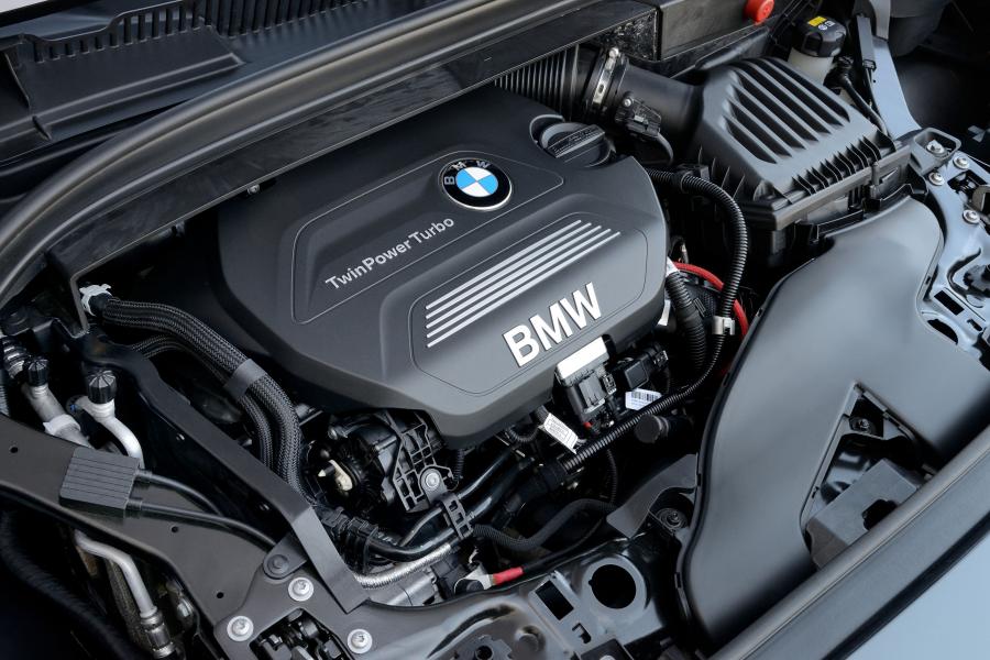 Моторный отсек BMW 220d xDrive Gran Tourer Luxury Line 2015 года  (фото 27 из 32)